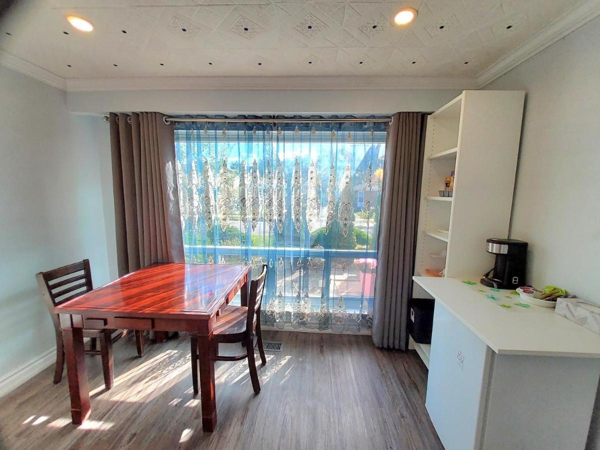 Renovated Cozy Bedroom With Private Washroom Toronto Exterior photo