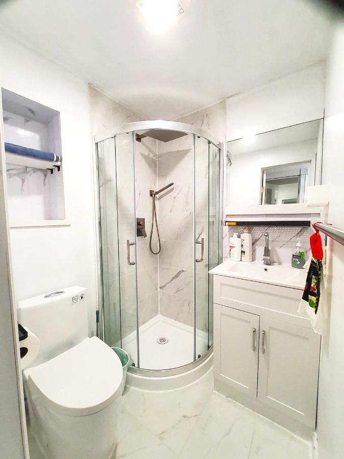 Renovated Cozy Bedroom With Private Washroom Toronto Exterior photo