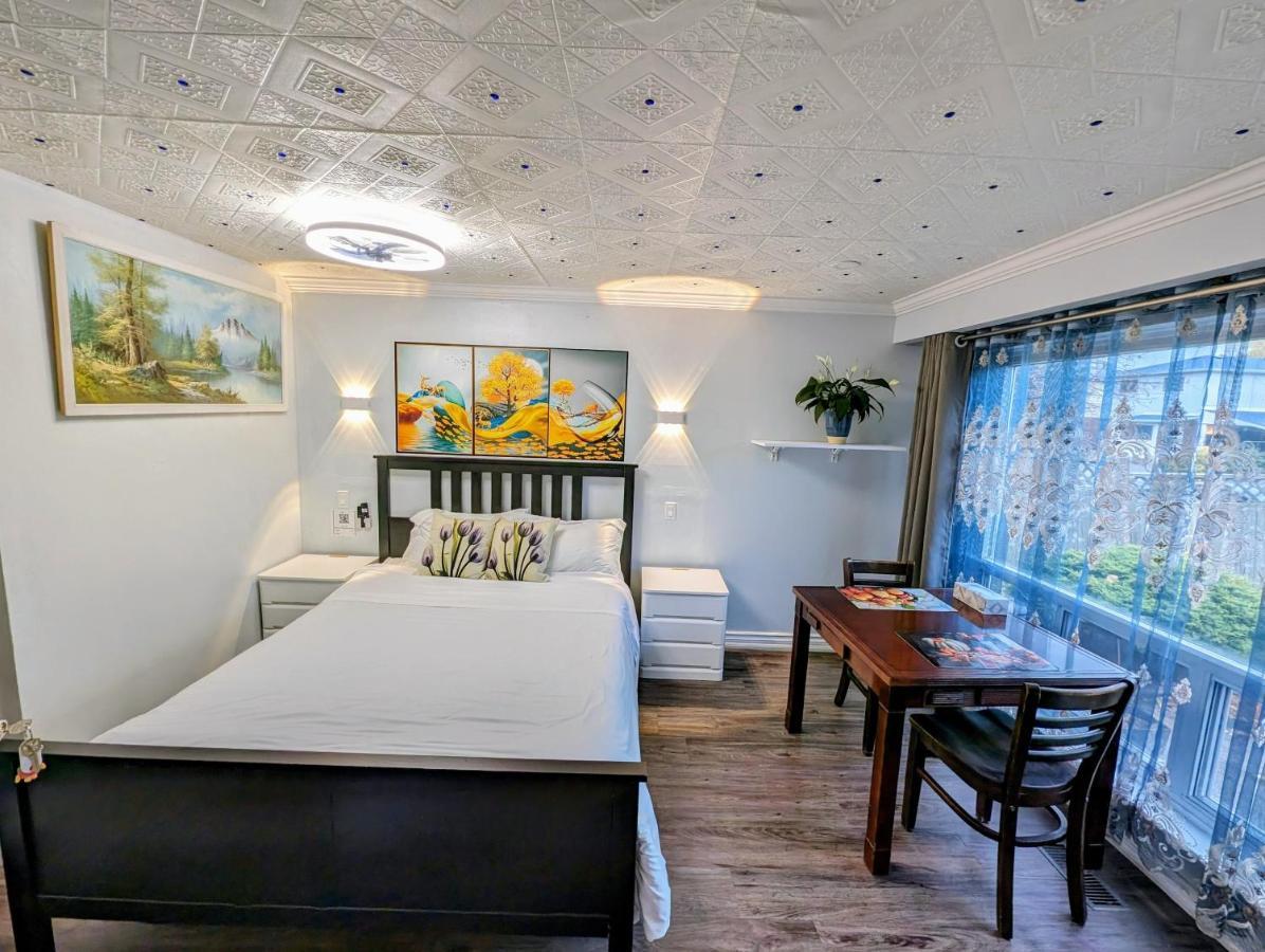 Renovated Cozy Bedroom With Private Washroom Toronto Exterior photo